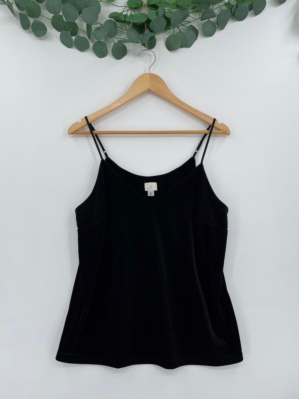 A New Day Minimalist Black Scoop Camisole Tank Med